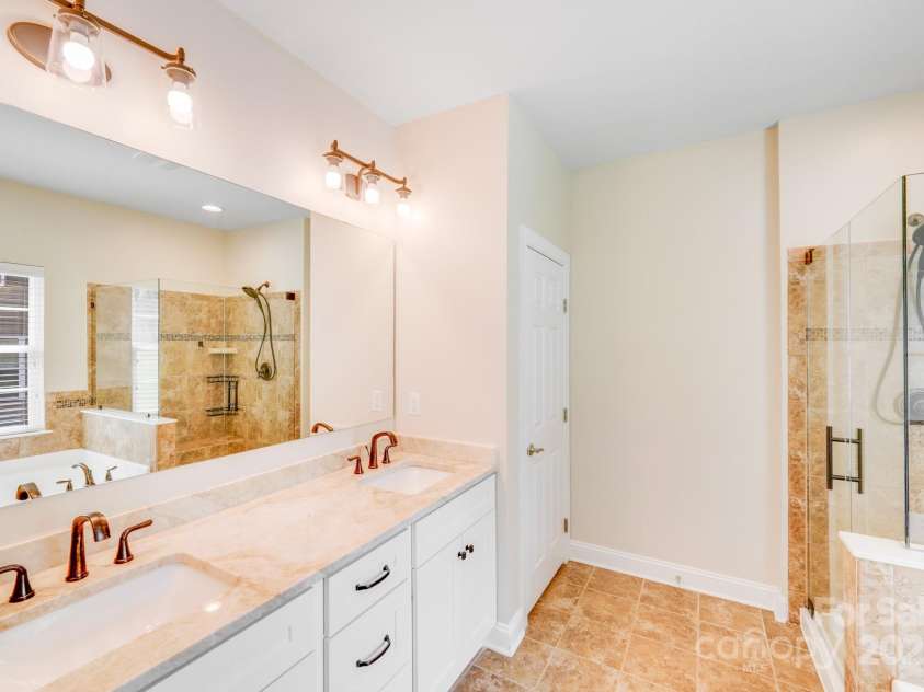 3518 Park South Station Boulevard, Charlotte, NC 28210.  MLS# CAR4239558, YatesRealty ID 19912. Primary bath