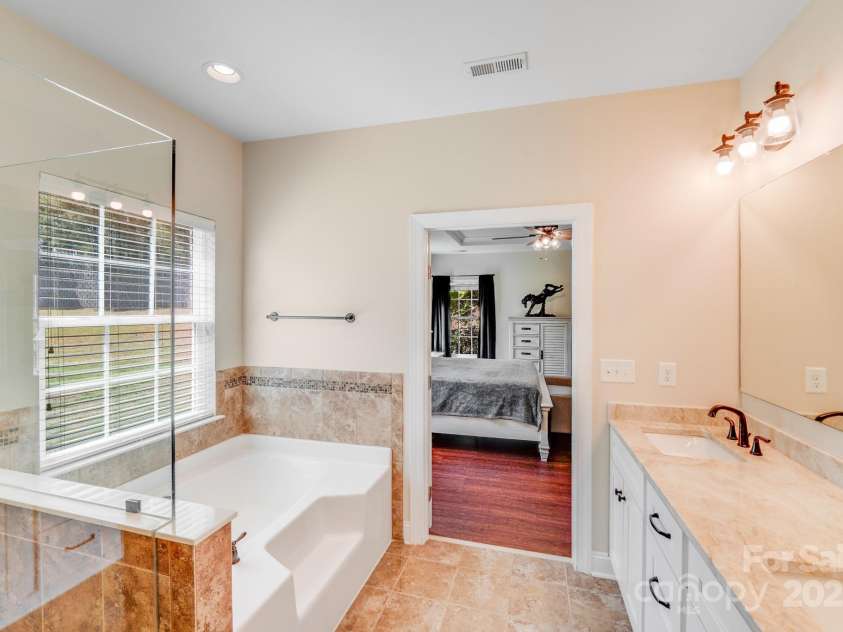 3518 Park South Station Boulevard, Charlotte, NC 28210.  MLS# CAR4239558, YatesRealty ID 19912. Primary bath
