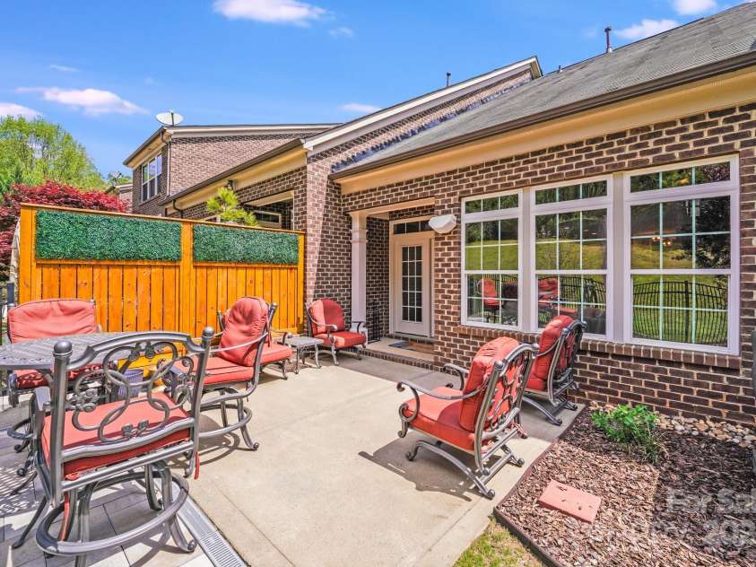 3518 Park South Station Boulevard, Charlotte, NC 28210.  MLS# CAR4239558, YatesRealty ID 19912. Privacy!