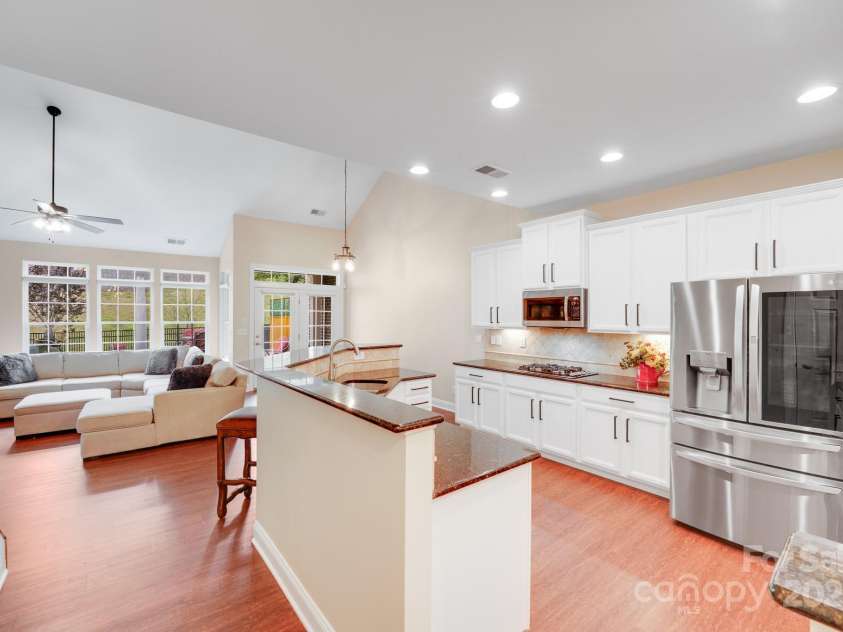 3518 Park South Station Boulevard, Charlotte, NC 28210.  MLS# CAR4239558, YatesRealty ID 19912. Spacious kitchen