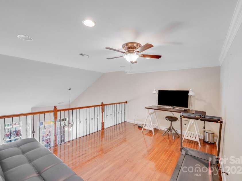 3518 Park South Station Boulevard, Charlotte, NC 28210.  MLS# CAR4239558, YatesRealty ID 19912. Spacious loft