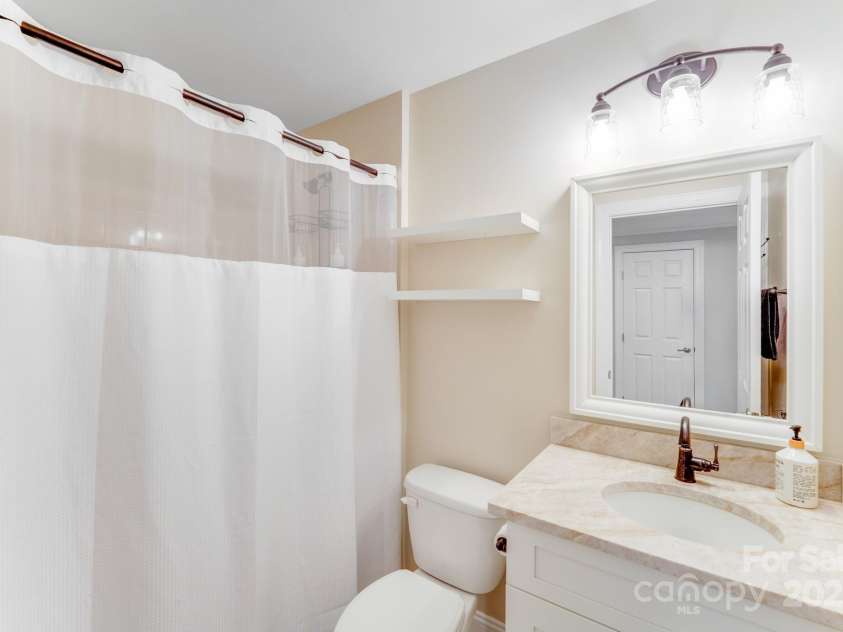 3518 Park South Station Boulevard, Charlotte, NC 28210.  MLS# CAR4239558, YatesRealty ID 19912. Upstairs bathroom