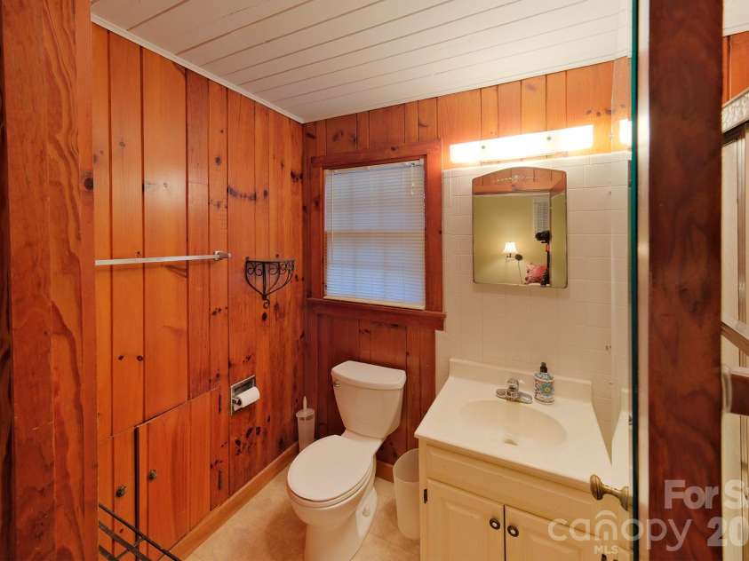 71 Norfolk Lane, Laurel Park, NC 28739.  MLS# CAR4345352, YatesRealty ID 19912. Primary En suite