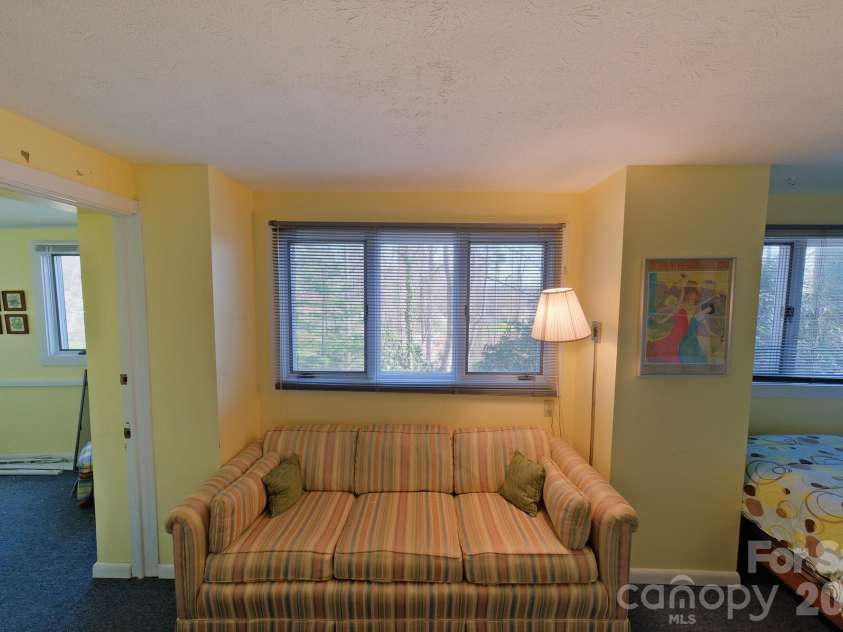 71 Norfolk Lane, Laurel Park, NC 28739.  MLS# CAR4345352, YatesRealty ID 19912. Sitting Area/Flex Space