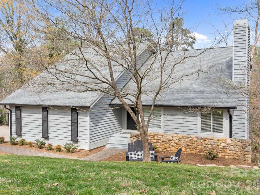 350 21st Avenue Drive, Hickory, NC 28601.  MLS# CAR4395021, YatesRealty ID 19913. 