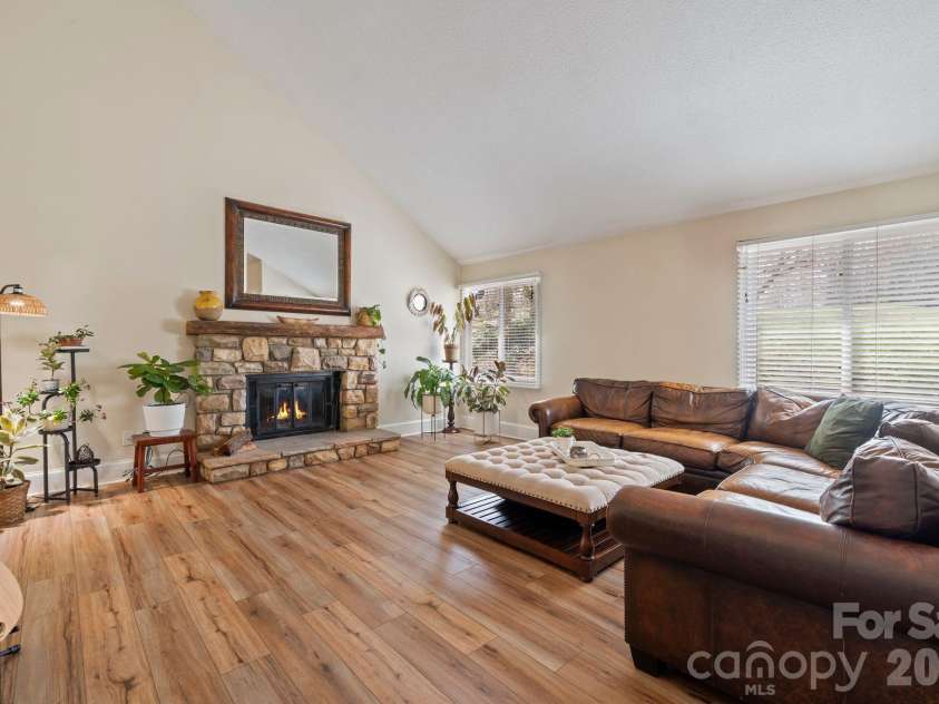 350 21st Avenue Drive, Hickory, NC 28601.  MLS# CAR4395021, YatesRealty ID 19913. 