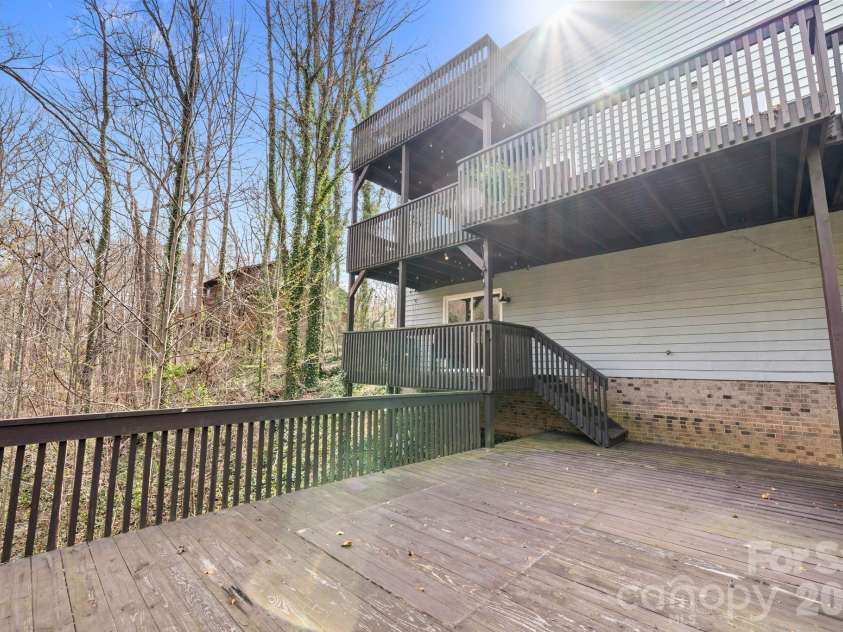 350 21st Avenue Drive, Hickory, NC 28601.  MLS# CAR4395021, YatesRealty ID 19913. 