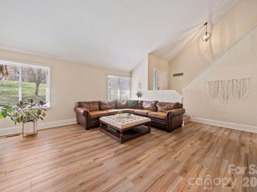 350 21st Avenue Drive, Hickory, NC 28601.  MLS# CAR4395021, YatesRealty ID 19913. 