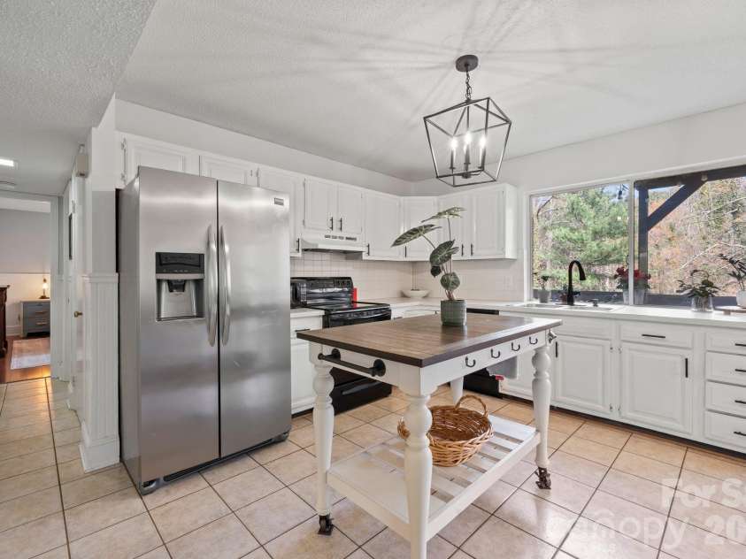 350 21st Avenue Drive, Hickory, NC 28601.  MLS# CAR4395021, YatesRealty ID 19913. 