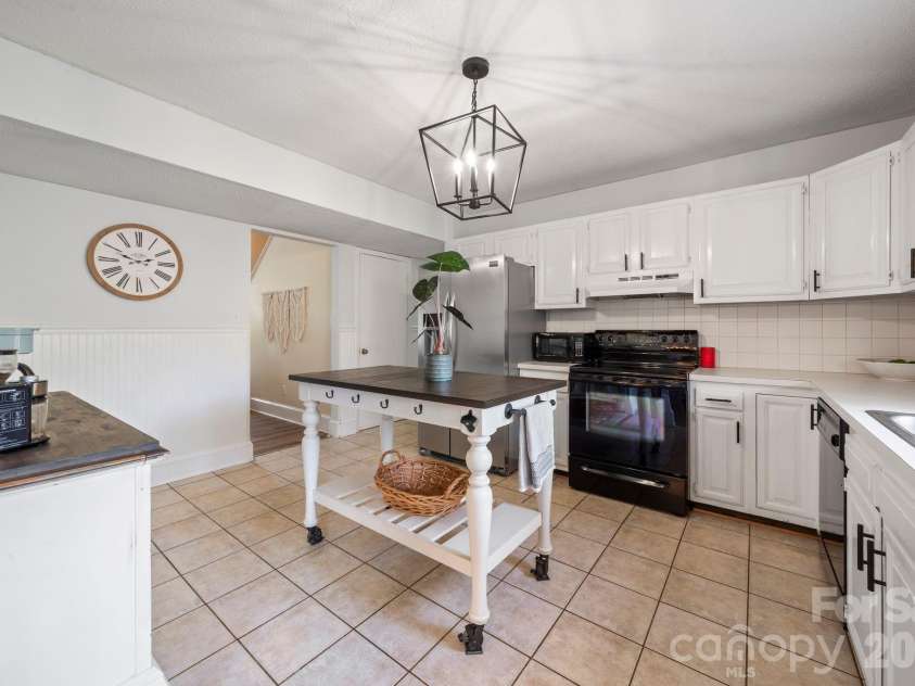 350 21st Avenue Drive, Hickory, NC 28601.  MLS# CAR4395021, YatesRealty ID 19913. 
