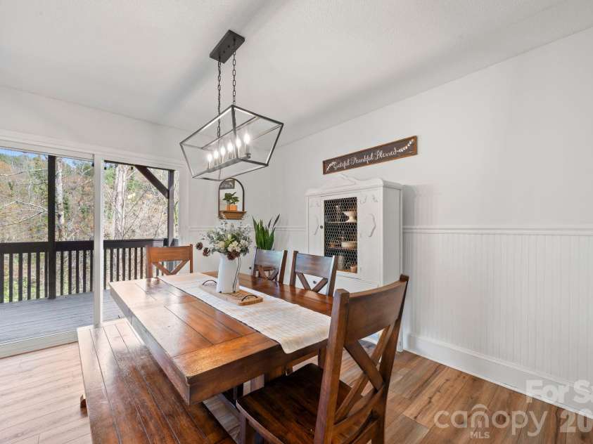350 21st Avenue Drive, Hickory, NC 28601.  MLS# CAR4395021, YatesRealty ID 19913. 