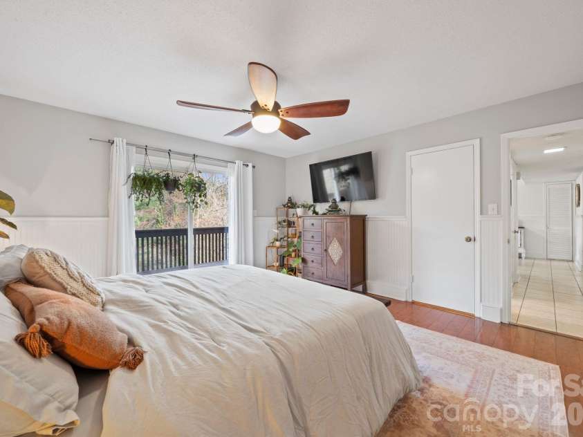 350 21st Avenue Drive, Hickory, NC 28601.  MLS# CAR4395021, YatesRealty ID 19913. 