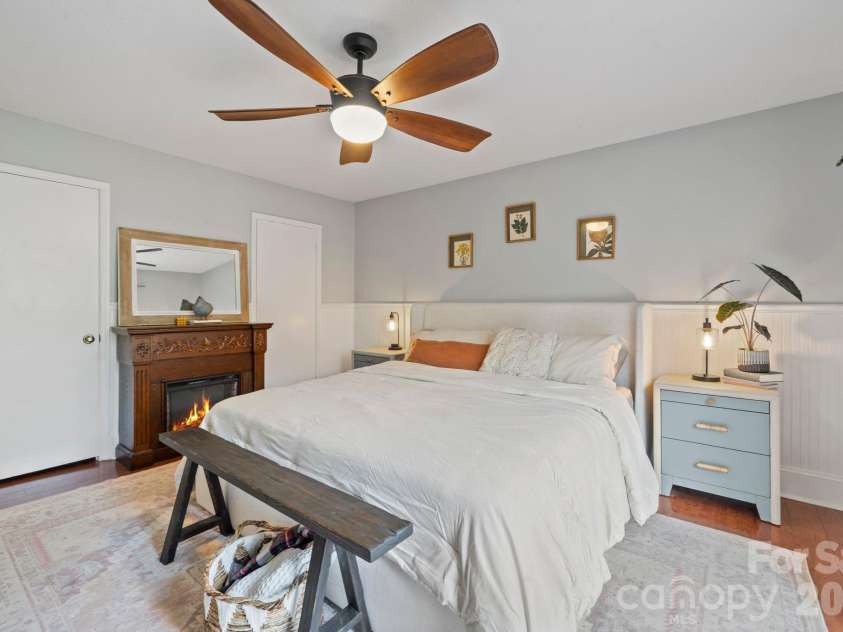 350 21st Avenue Drive, Hickory, NC 28601.  MLS# CAR4395021, YatesRealty ID 19913. 