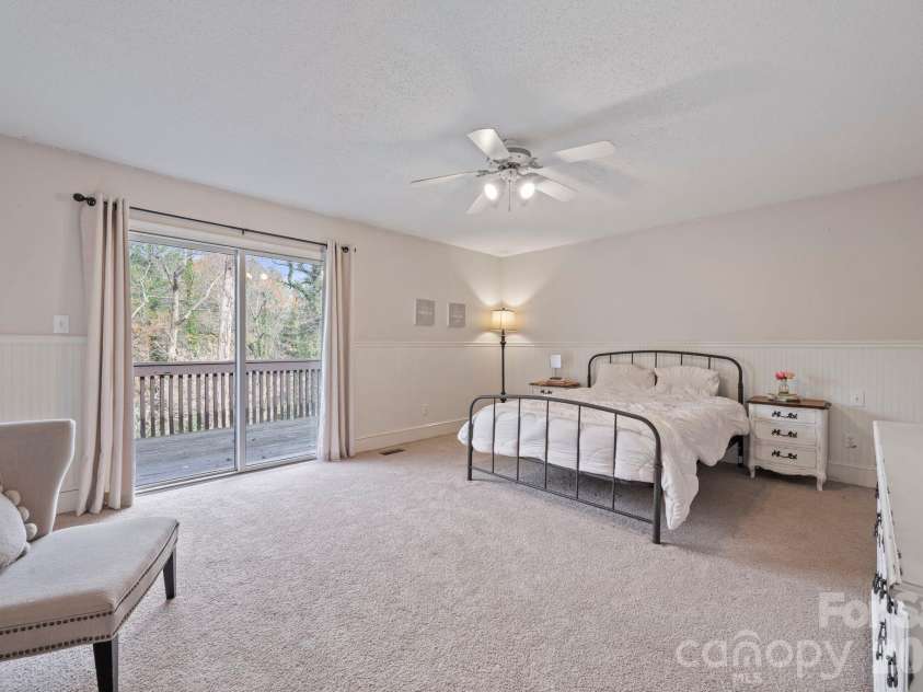 350 21st Avenue Drive, Hickory, NC 28601.  MLS# CAR4395021, YatesRealty ID 19913. 