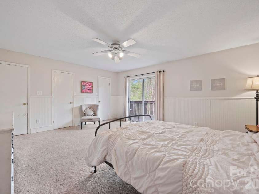 350 21st Avenue Drive, Hickory, NC 28601.  MLS# CAR4395021, YatesRealty ID 19913. 