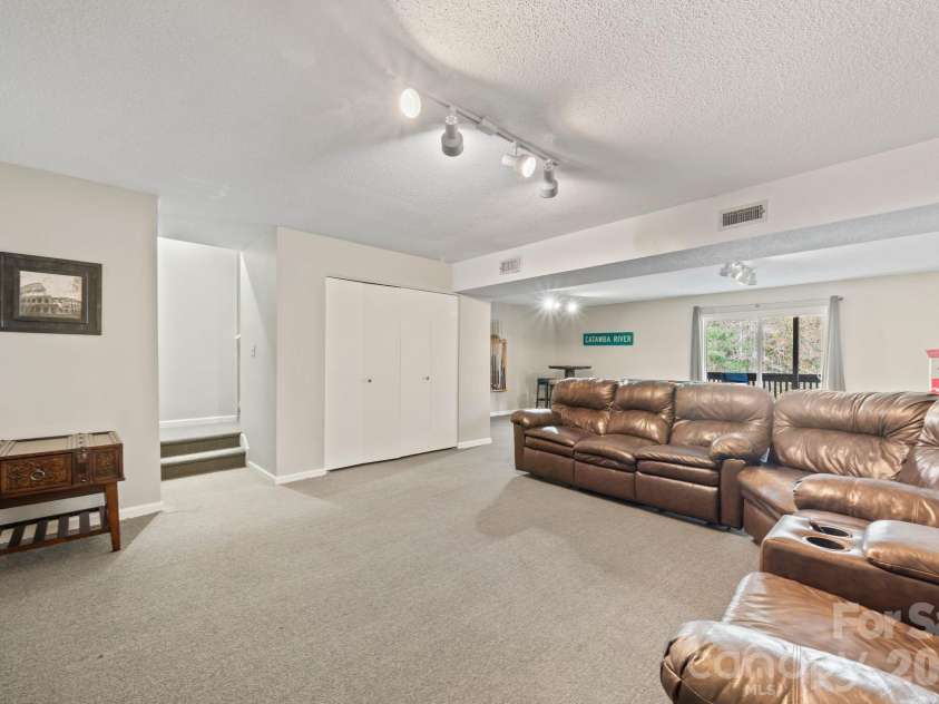 350 21st Avenue Drive, Hickory, NC 28601.  MLS# CAR4395021, YatesRealty ID 19913. 