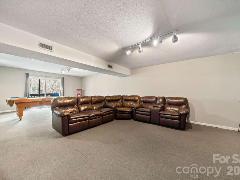 350 21st Avenue Drive, Hickory, NC 28601.  MLS# CAR4395021, YatesRealty ID 19913. 