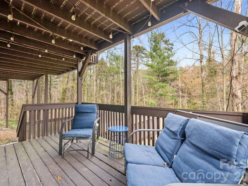 350 21st Avenue Drive, Hickory, NC 28601.  MLS# CAR4395021, YatesRealty ID 19913. 