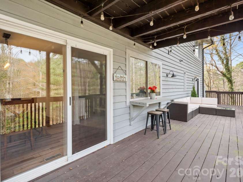 350 21st Avenue Drive, Hickory, NC 28601.  MLS# CAR4395021, YatesRealty ID 19913. 