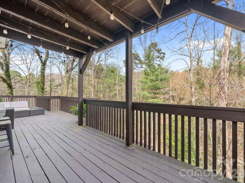 350 21st Avenue Drive, Hickory, NC 28601.  MLS# CAR4395021, YatesRealty ID 19913. 