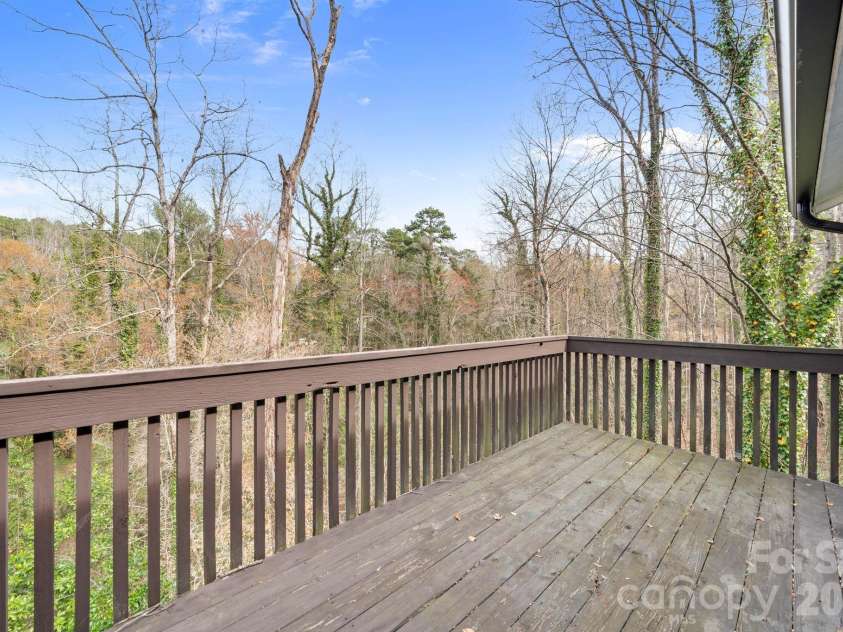 350 21st Avenue Drive, Hickory, NC 28601.  MLS# CAR4395021, YatesRealty ID 19913. 