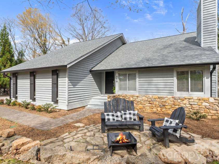 350 21st Avenue Drive, Hickory, NC 28601.  MLS# CAR4395021, YatesRealty ID 19913. 