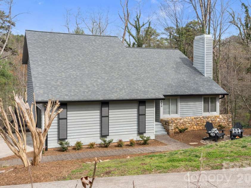 350 21st Avenue Drive, Hickory, NC 28601.  MLS# CAR4395021, YatesRealty ID 19913. 