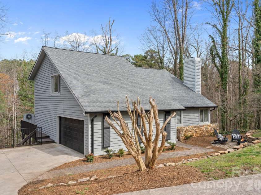 350 21st Avenue Drive, Hickory, NC 28601.  MLS# CAR4395021, YatesRealty ID 19913. 