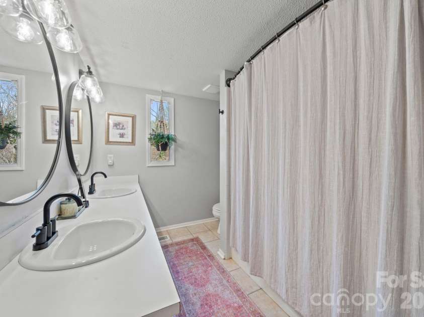 350 21st Avenue Drive, Hickory, NC 28601.  MLS# CAR4395021, YatesRealty ID 19913. Primary bath