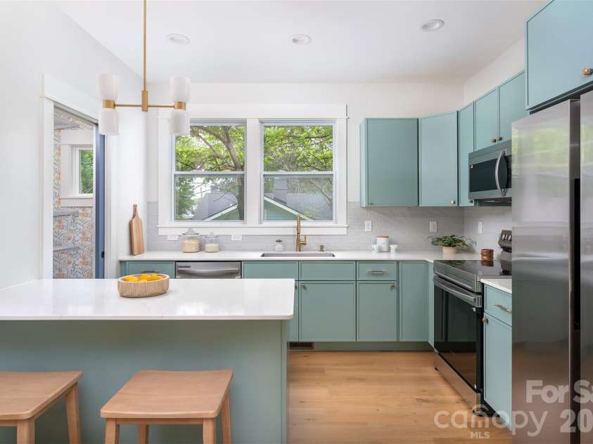 37 First Street, Asheville, NC 28803.  MLS# CAR4377352, YatesRealty ID 19915. 
