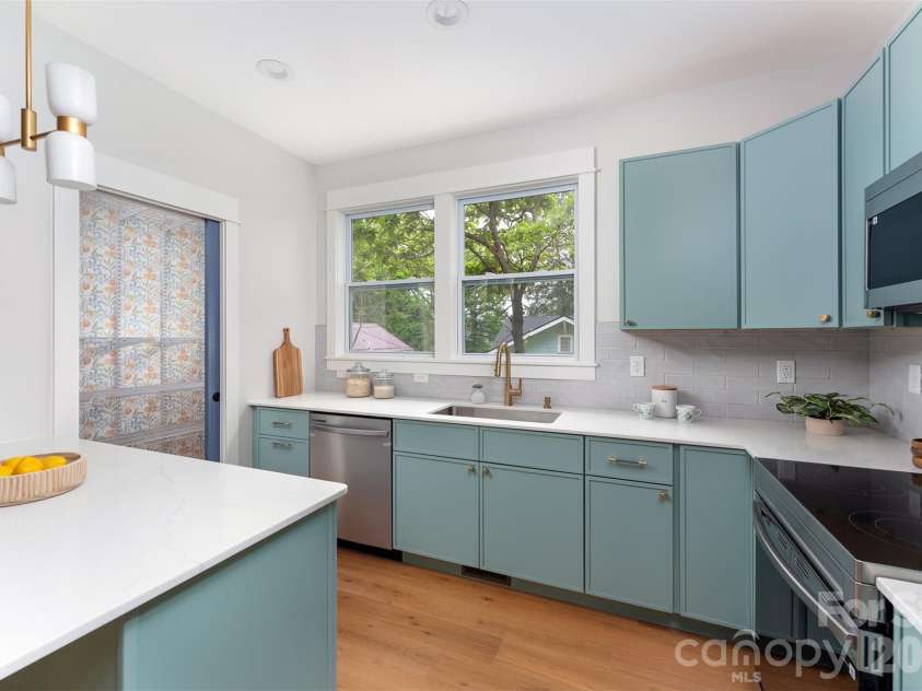 37 First Street, Asheville, NC 28803.  MLS# CAR4377352, YatesRealty ID 19915. 