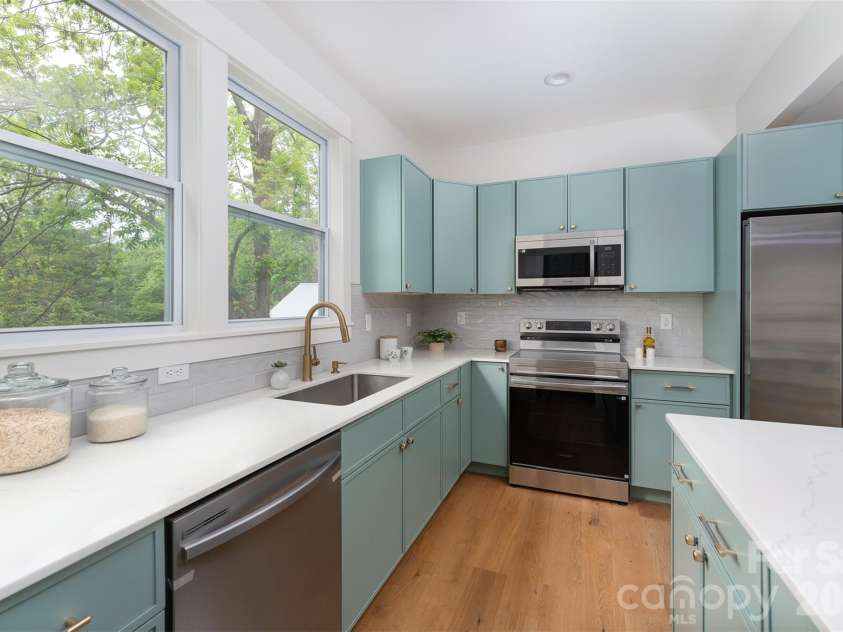 37 First Street, Asheville, NC 28803.  MLS# CAR4377352, YatesRealty ID 19915. 