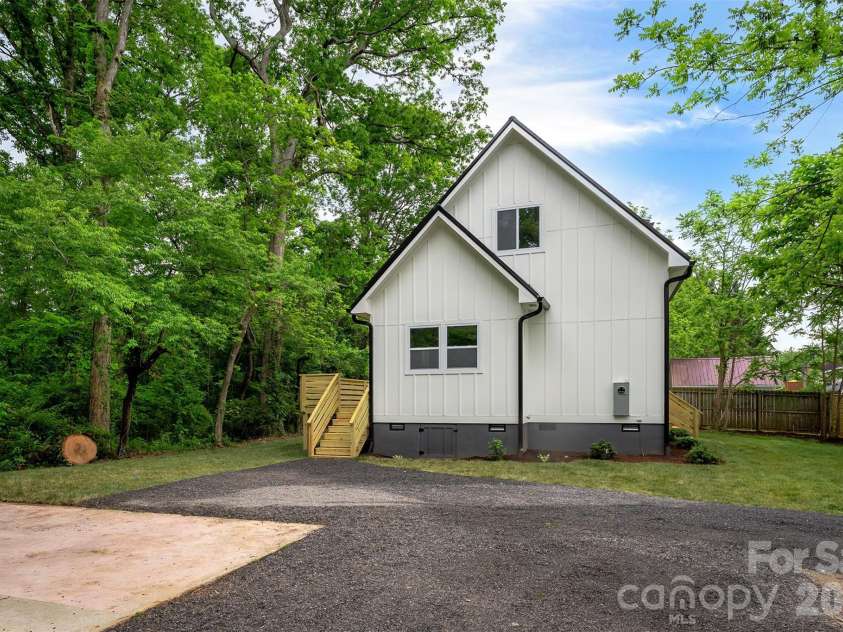 37 First Street, Asheville, NC 28803.  MLS# CAR4377352, YatesRealty ID 19915. 