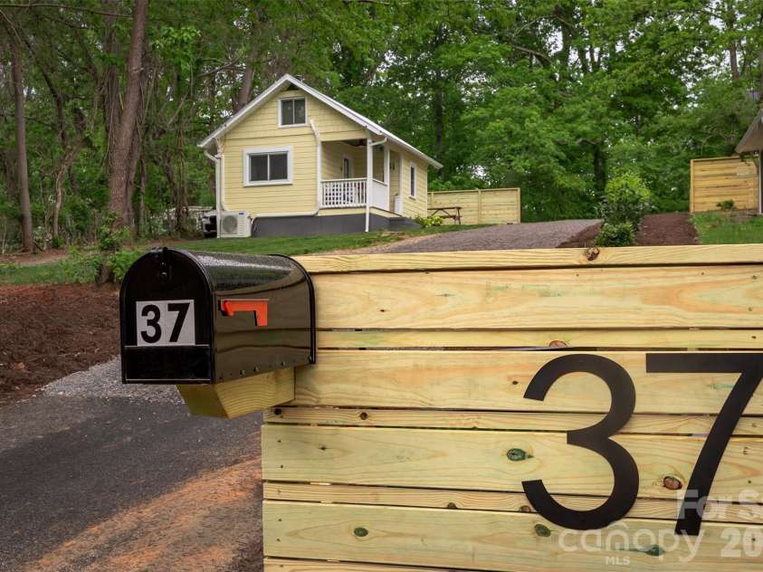 37 First Street, Asheville, NC 28803.  MLS# CAR4377352, YatesRealty ID 19915. 