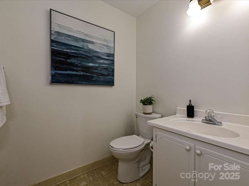 3600 Carmel Road, Charlotte, NC 28226.  MLS# CAR4223391, YatesRealty ID 19916. Powder Room