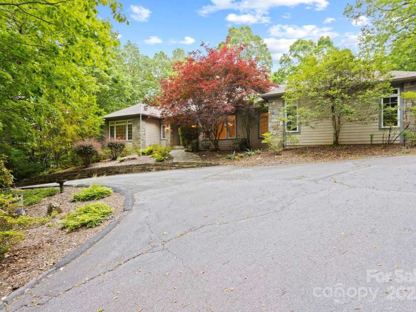 132 Berry Creek Drive, Flat Rock, NC 28731.  MLS# CAR4271420, YatesRealty ID 19919. 