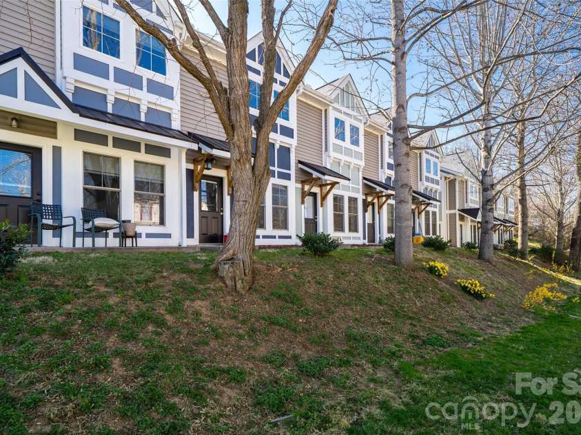 3 Penley Avenue, Asheville, NC 28804.  MLS# CAR4344706, YatesRealty ID 19920. 