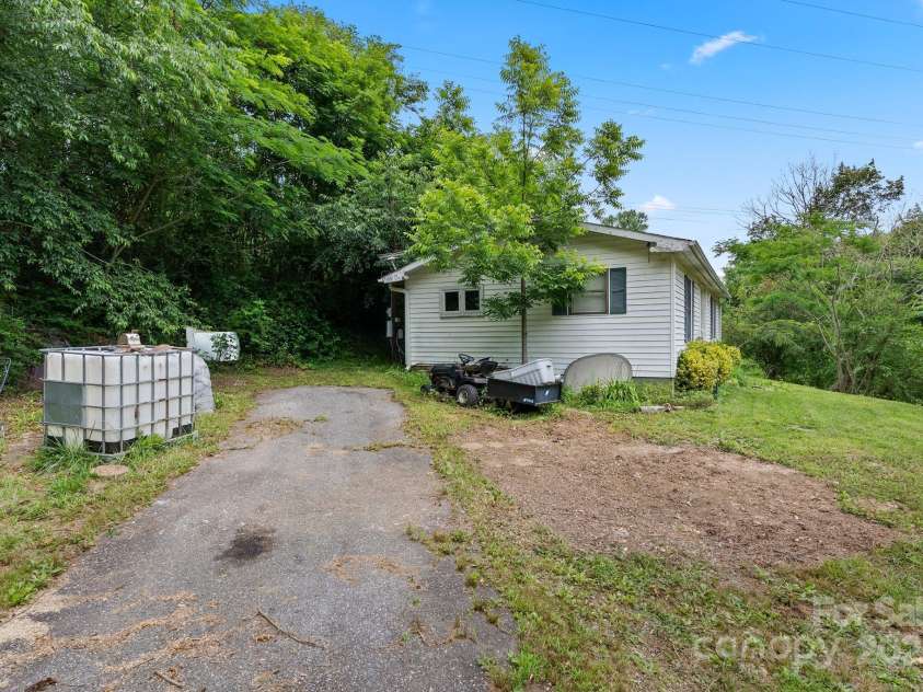 92 Flynn Branch Road, Asheville, NC 28804.  MLS# CAR4271189, YatesRealty ID 19920. 