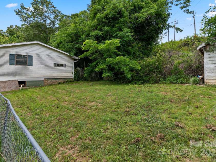 92 Flynn Branch Road, Asheville, NC 28804.  MLS# CAR4271189, YatesRealty ID 19920. 