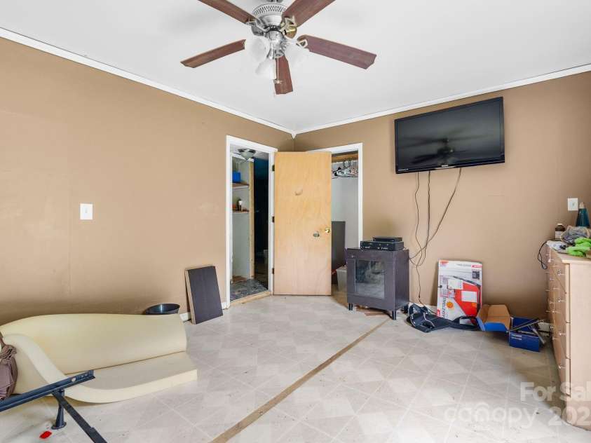 92 Flynn Branch Road, Asheville, NC 28804.  MLS# CAR4271189, YatesRealty ID 19920. 