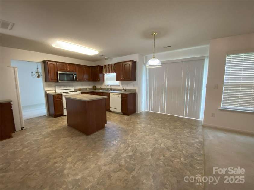 3933 Cameron Creek Drive, Matthews, NC 28105.  MLS# CAR4271452, YatesRealty ID 19921. 
