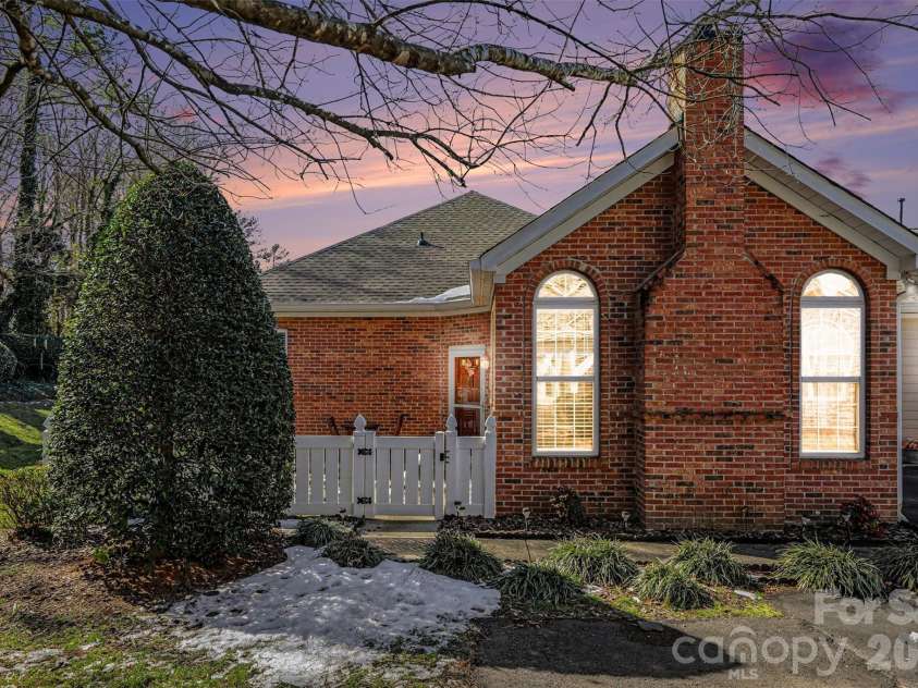 8057 Sultana Circle, Charlotte, NC 28227.  MLS# CAR4344775, YatesRealty ID 19921. 