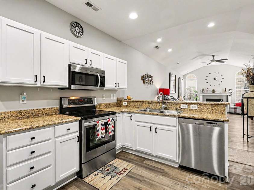 8057 Sultana Circle, Charlotte, NC 28227.  MLS# CAR4344775, YatesRealty ID 19921. 