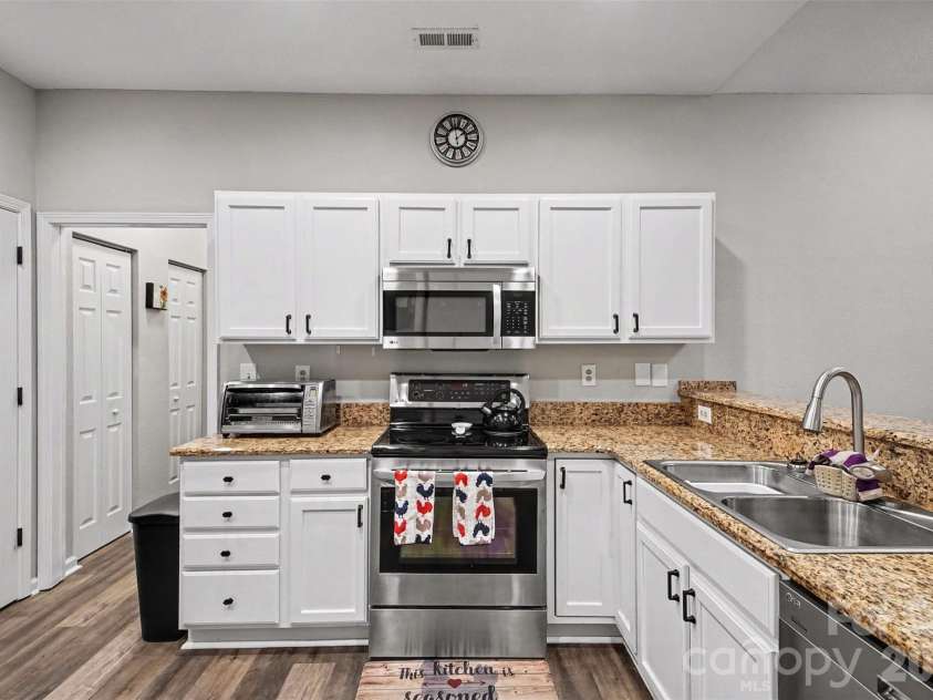 8057 Sultana Circle, Charlotte, NC 28227.  MLS# CAR4418634, YatesRealty ID 19921. 