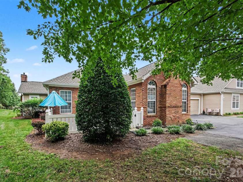 8057 Sultana Circle, Charlotte, NC 28227.  MLS# CAR4418634, YatesRealty ID 19921. 