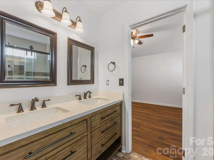 14242 Carolina Forest Court, Charlotte, NC 28273.  MLS# CAR4348944, YatesRealty ID 19923. Primary Bath
