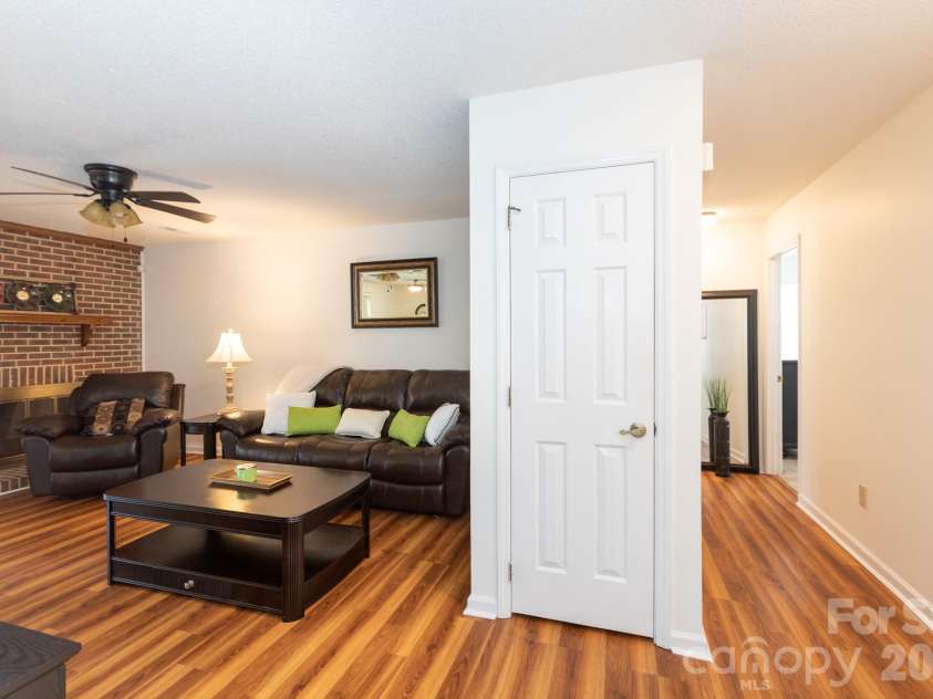 5600 Amity Springs Drive, Charlotte, NC 28212.  MLS# CAR4366101, YatesRealty ID 19928. 