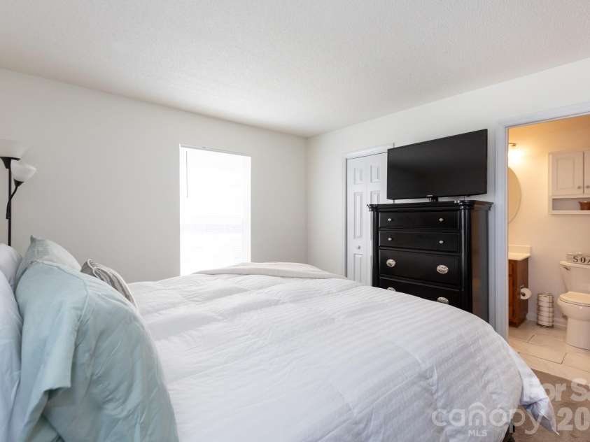 5600 Amity Springs Drive, Charlotte, NC 28212.  MLS# CAR4366101, YatesRealty ID 19928. 