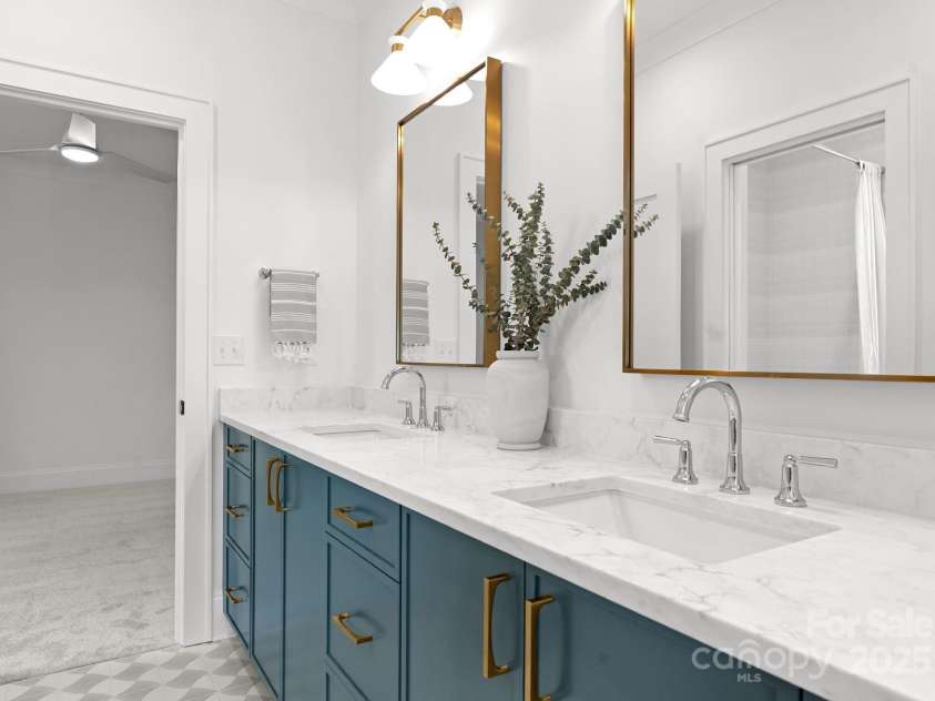 2921 Windsor Avenue, Charlotte, NC 28209.  MLS# CAR4268835, YatesRealty ID 1993. Jack and Jill bath