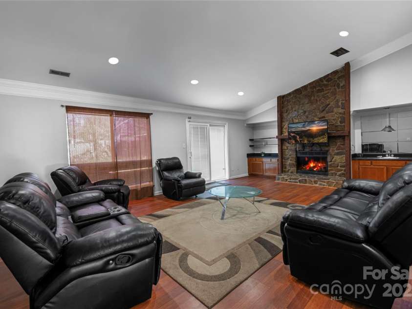 4715 Cricklewood Lane, Charlotte, NC 28212.  MLS# CAR4233885, YatesRealty ID 1993. 